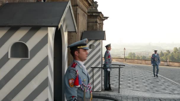 Prágai vár - átjáró és az őrök — Stock videók