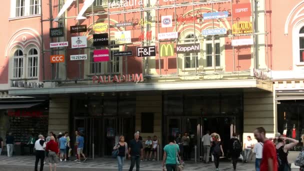 Люди перед торговым центром на городской улице — стоковое видео