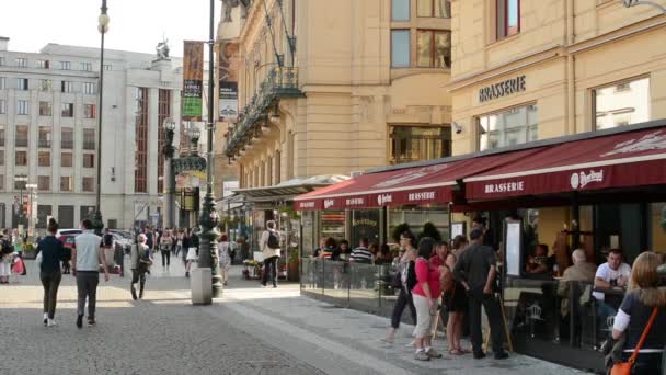 Restaurant in der Stadt mit Menschen - urbane Straße — Stockvideo