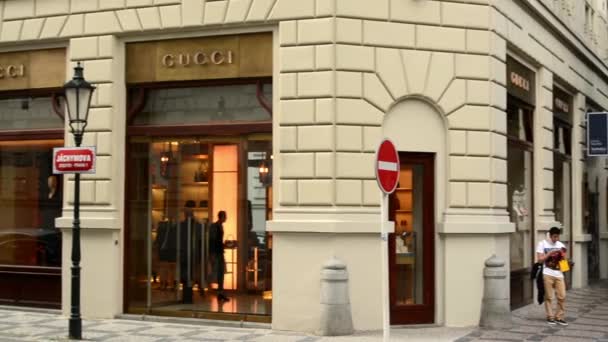 Luxury store (exterior) with people - Gucci. Parisian Street in Prague. — Stock Video