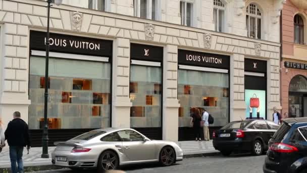 Luxury store (exterior) with people - Louis Vuitton. Parisian Street in Prague. — Stock Video