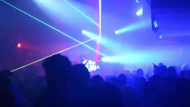 Les gens dansent lors d'une fête (discothèque) - lumières de scène — Video