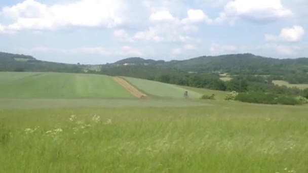 Passeie pela paisagem com o céu azul — Vídeo de Stock