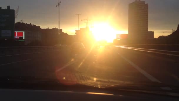 Mensen reizen in de auto op de stedelijke straat van de stad - bij zonsondergang. wolk hemel. auto's op de straat. — Stockvideo