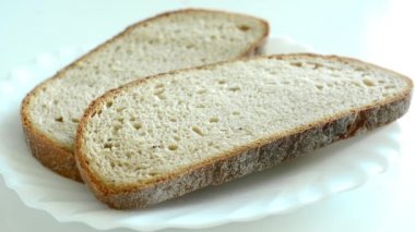 Bir tabakta iki dilim ekmek