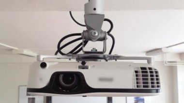 Elektronik projektör - duvarda asılı