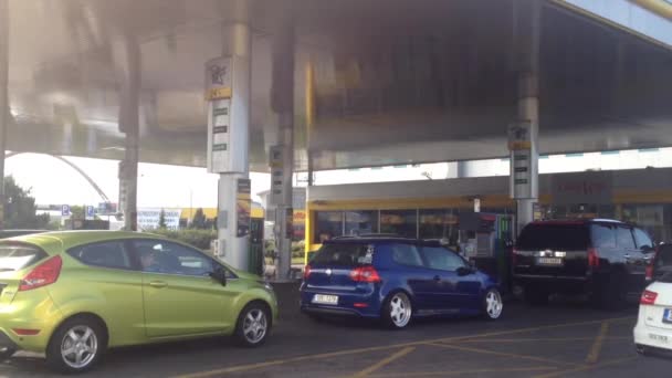 Tankstelle mit Autos — Stockvideo