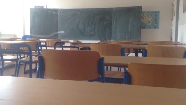 -tahta ile boş bir okul sınıfı — Stok video