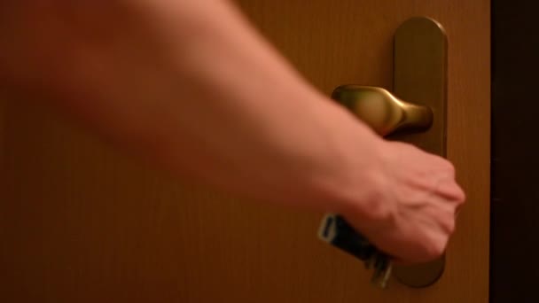 Man locks the door — Stock Video