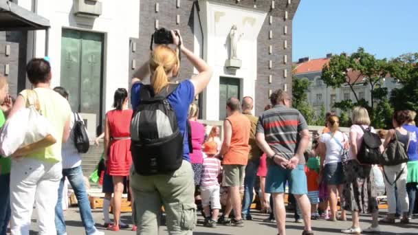 Meeting (assembly) of people in front of building — Stock Video