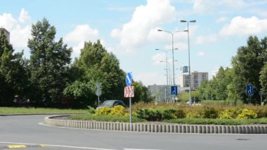arabalar ve arka plan doğa ile şehrin dolambaçlı