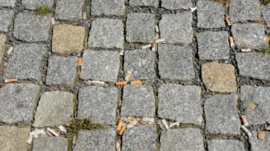 sigara izmaritleri üzerinde taş döşeme