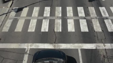 araçların Trafik ışıklarında bekliyorum ve ardından yaya geçidi üzerinden