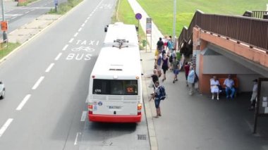 otobüs durağı - insanlar otobüsü beklemeniz - otobüs geldi ve hareket