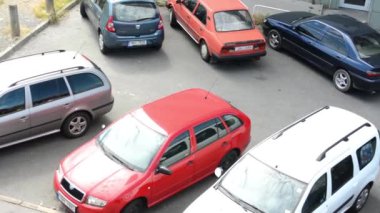 araba park yukarıdan bina önce - göster