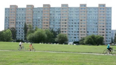 Emlak (geliştirme) araba park - insan ve doğa ile konut