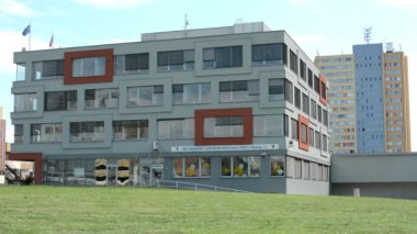 yüksek katlı blok arka planda düzlükler ile modern Belediye Binası