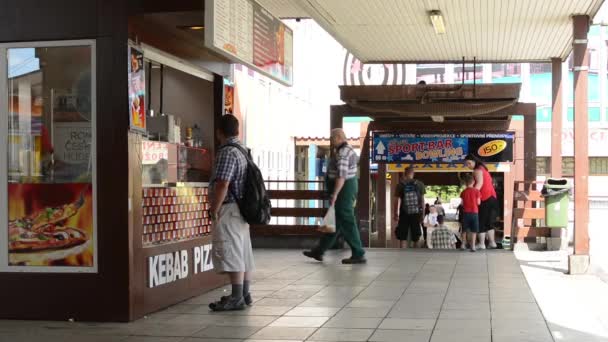 Puesto de comida rápida en la calle - gente en el fondo — Vídeo de stock