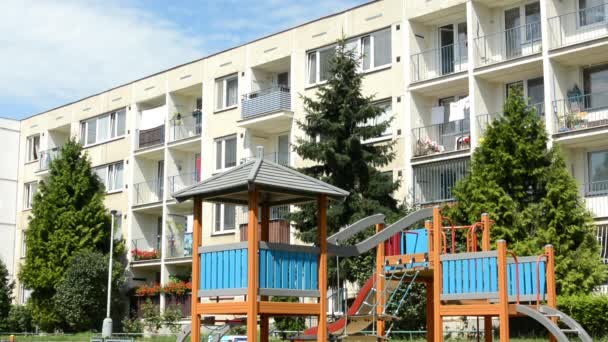 Vivienda (desarrollo) con naturaleza y parque infantil — Vídeos de Stock