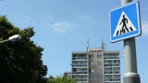 Road sign: crosswalk - house with tree in background — Stock Video