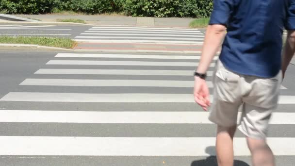 Человек идет через улицу (пешеходный переход ) — стоковое видео