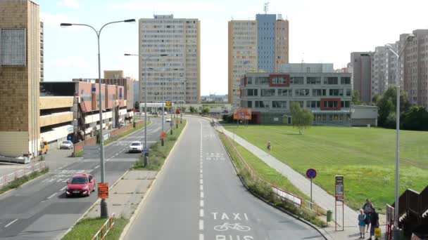 Desarrollo de viviendas (bloque de pisos de gran altura) con la carretera - parada de autobús y césped — Vídeos de Stock