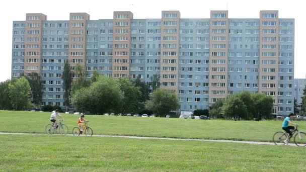 Vivienda (desarrollo) con naturaleza y aparcamiento - personas — Vídeos de Stock