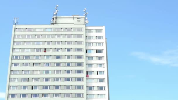 Hoogbouw blok van flats - blauwe hemel — Stockvideo