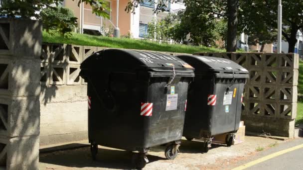 Контейнеры для смешанных отходов на улице — стоковое видео