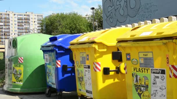 Contenedores (vidrio, papel, plásticos) en la calle - edificio de apartamentos en el fondo — Vídeo de stock