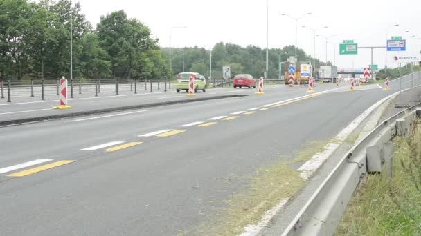 Snelweg met auto's en natuur - wegwerkzaamheden - timelapse — Stockvideo