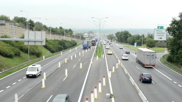 Autopista con coches y naturaleza - obras de carretera — Vídeo de stock