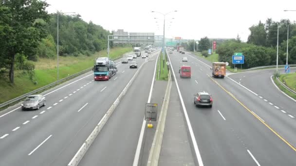 Motorväg med bilar och natur - city i bakgrunden - timelapse — Stockvideo