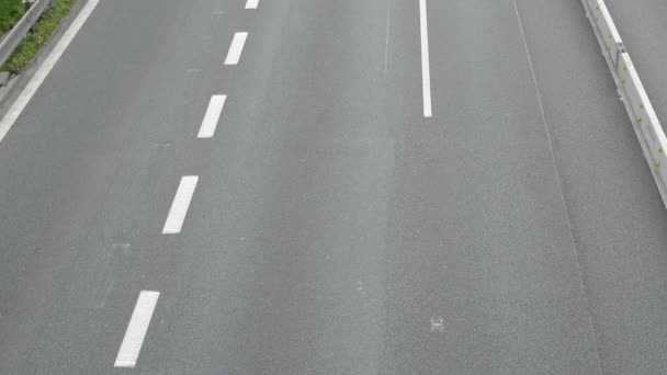 Autopista con coches y naturaleza - ciudad en segundo plano — Vídeo de stock