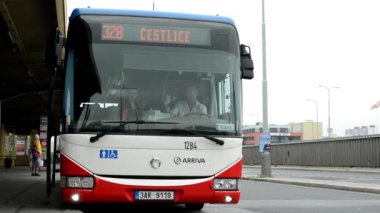 işlek cadde ve kişi ile otobüs durağı