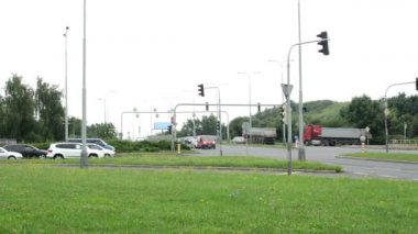 Panorama kesişme (kavşak) - yol ile otomobil ve trafik ışığı