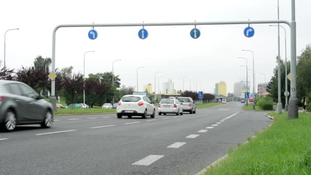 Panneaux de signalisation sur la route avec des voitures — Video