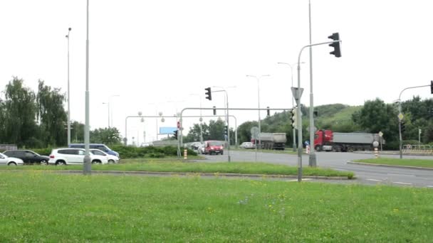 Panorama de intersecção (junção) - estrada com carros e semáforo — Vídeo de Stock
