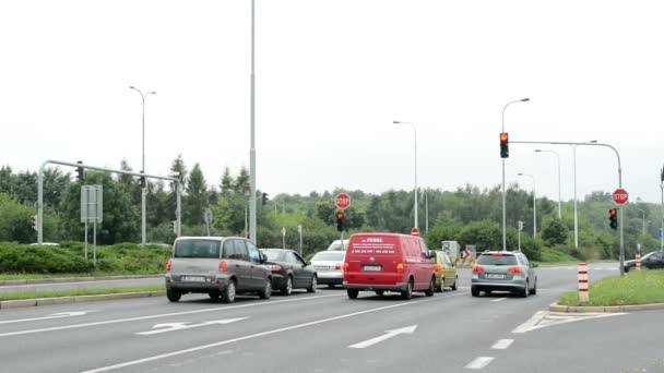 Semáforos en la intersección (cruce) - los coches esperan — Vídeo de stock