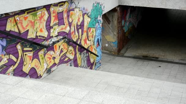 Graffiti på väggen - (gågatan) vägport — Stockvideo