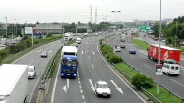otoyol - şehir ve arka planda yüksek gerilim