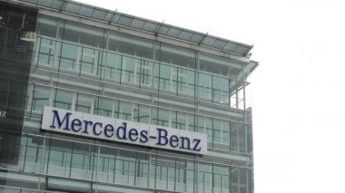 Merkez Mercedes benz - işareti ile binanın bir parçası