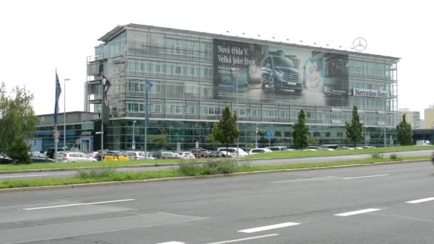 Huvudkontor för mercedes benz med road — Stockvideo