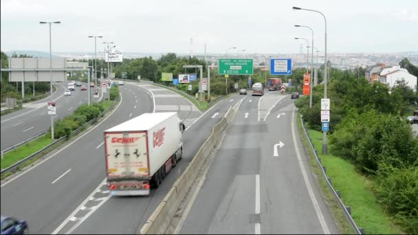 高速道路 - 背景の都市 (プラハ) — ストック動画