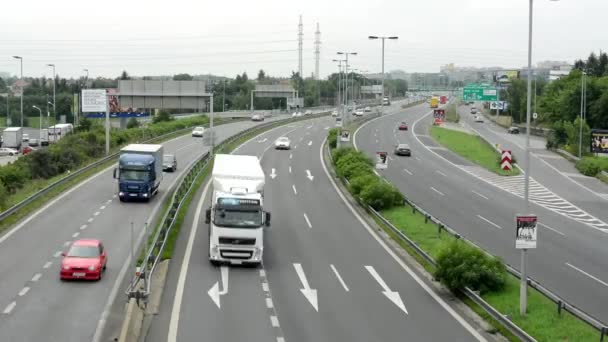 Snelweg - stad en hoge spanning op achtergrond - timelapse — Stockvideo