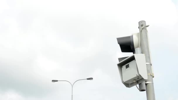 Radar na drodze z sygnalizacją świetlną — Wideo stockowe