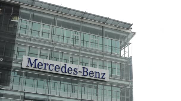 Hoofdkantoor van mercedes benz - deel van het gebouw met teken — Stockvideo