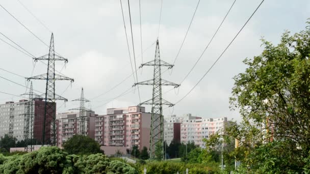 Woonwijk met hoogspanning en bomen — Stockvideo