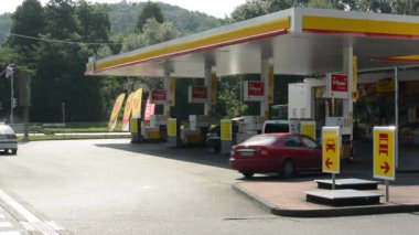 City - arabalar ve insanlar ile shell benzin istasyonu (yağ pompası)