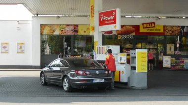Şehir shell benzin istasyonu (yağ pompası)-arabalar ve insanlar: alt istasyonu ile